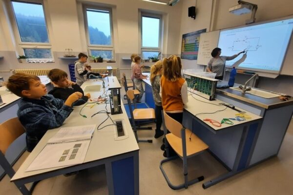 Páťáci bádají na tanvaldském gymnáziu